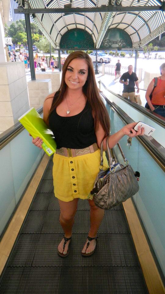 MeganBeLike's tweet photo. I miss 2012 bc of that nifty phone in my hand #bringbackthesidekick & my body... & my locket that broke. https://t.co/fOB7sY4DJ4