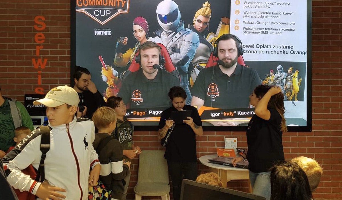 RzecznikOrange's tweet photo. W Orange community cup w #fortnite najlepszy był advice_fn z Mysłowic. Zwycięzca turnieju pokonał 94 rywali, nie grał bezpośrednio w #OrangeSmartStore tylko online. Gratulacje 👍👏👍👏 https://t.co/ABEUco4Ngy