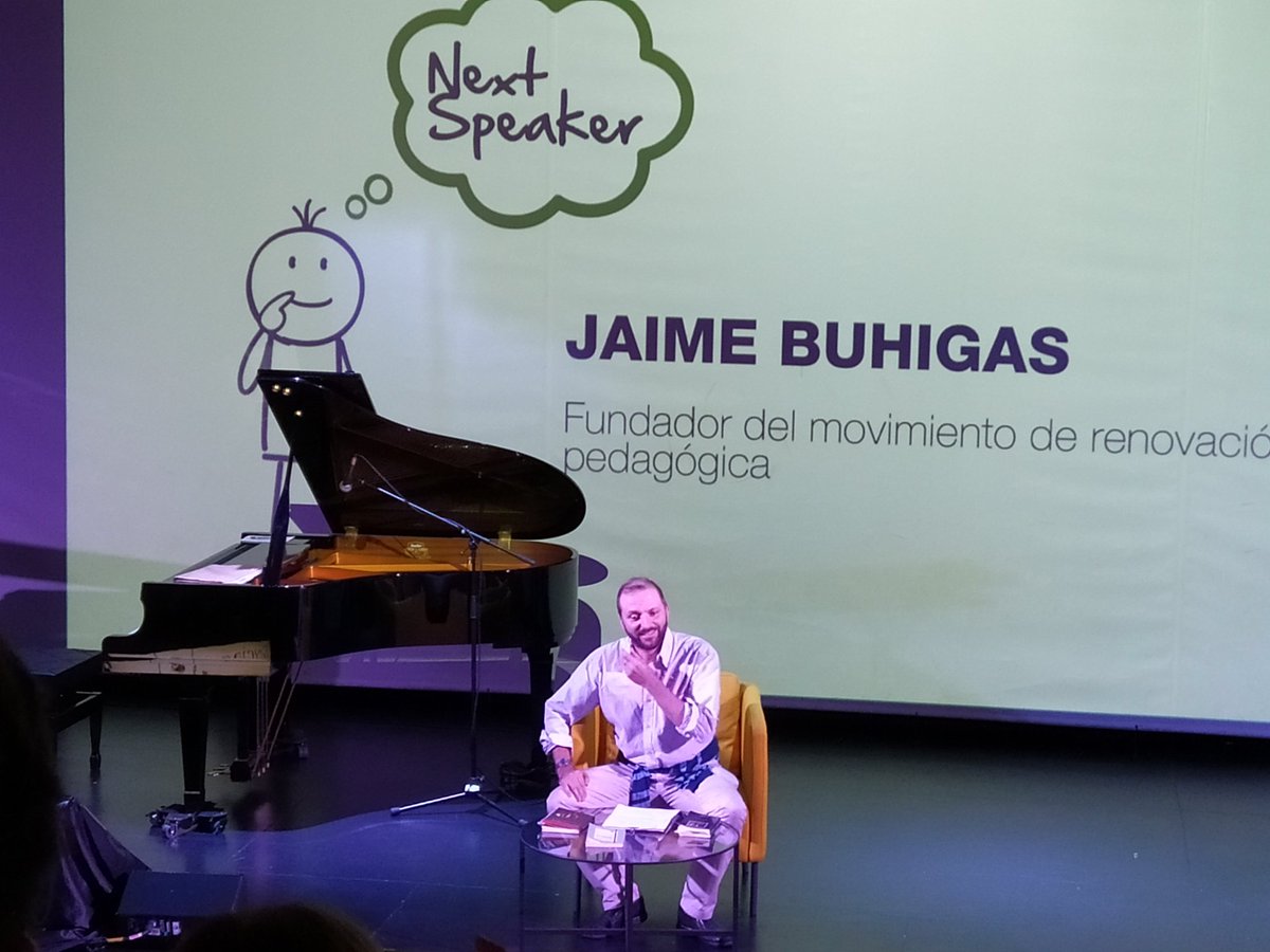 Cuando uno sube al escenario con unos cuantos libros bajo el brazo es que es un maestro (y con toda probabilidad de humanidades). #ENAP2019