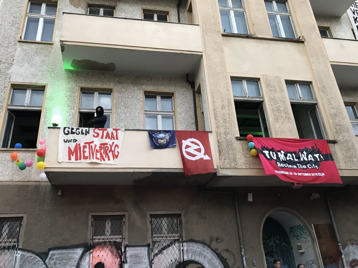 t4mike_berlin's tweet photo. 18:45 - aktuell ist die lage ruhig. wir sind eingegittert, können uns aber wie auch die presse menschen noch frei bewegen.
auch wenn's auf den ersten blick blöd aussieht, wir bleiben im kessel!
kundgebung ist zwei häuser weiter links der 187
#b2809 #tumalwat #besetzen #fa187 https://t.co/LyqSRzSF9D