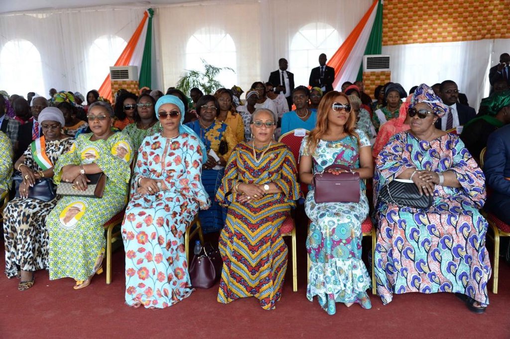 bile_diemeleou's tweet image. Participation de S.E.M. @AOuattara_PRCI et de la Première Dame @dominiqueouat à la cérémonie de remise de dons et de chèque FAFCI aux femmes des trois départements de la région du N’ZI.
Encore Un GRAND merci à S.E.M le Président.
#VisitedEtat #Dimbokro #Bocanda #KouassiKouassikro