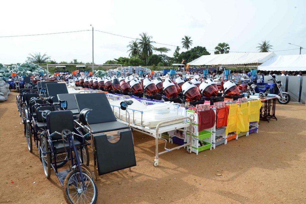 bile_diemeleou's tweet image. Participation de S.E.M. @AOuattara_PRCI et de la Première Dame @dominiqueouat à la cérémonie de remise de dons et de chèque FAFCI aux femmes des trois départements de la région du N’ZI.
Encore Un GRAND merci à S.E.M le Président.
#VisitedEtat #Dimbokro #Bocanda #KouassiKouassikro