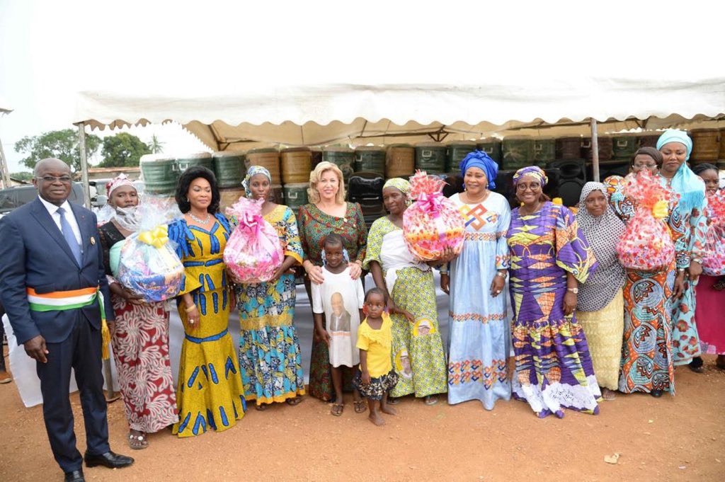 bile_diemeleou's tweet image. Participation de S.E.M. @AOuattara_PRCI et de la Première Dame @dominiqueouat à la cérémonie de remise de dons et de chèque FAFCI aux femmes des trois départements de la région du N’ZI.
Encore Un GRAND merci à S.E.M le Président.
#VisitedEtat #Dimbokro #Bocanda #KouassiKouassikro