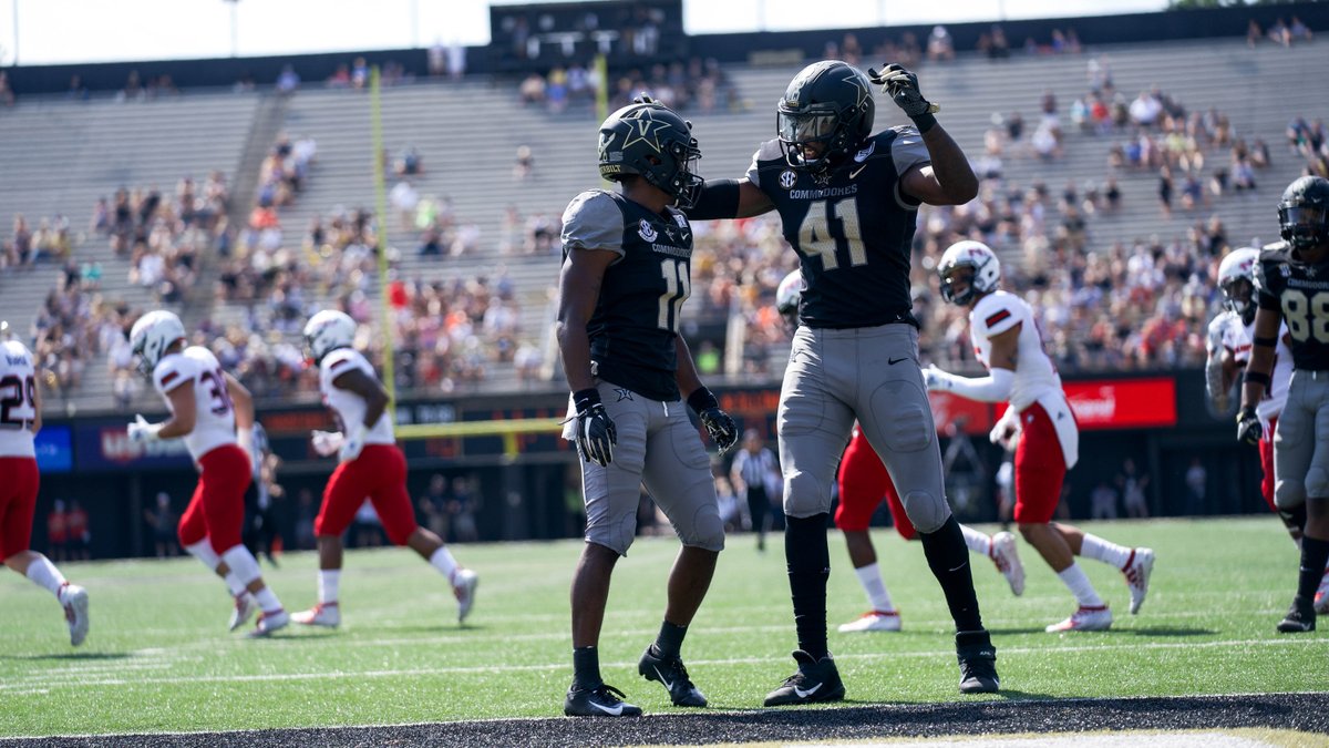 VandyFootball's tweet photo. Big @e_mcallister1 with the sack!

5:32 2Q » Vanderbilt ahead 14-0.

#RTI | #AnchorDown https://t.co/Cy12RRDH4f