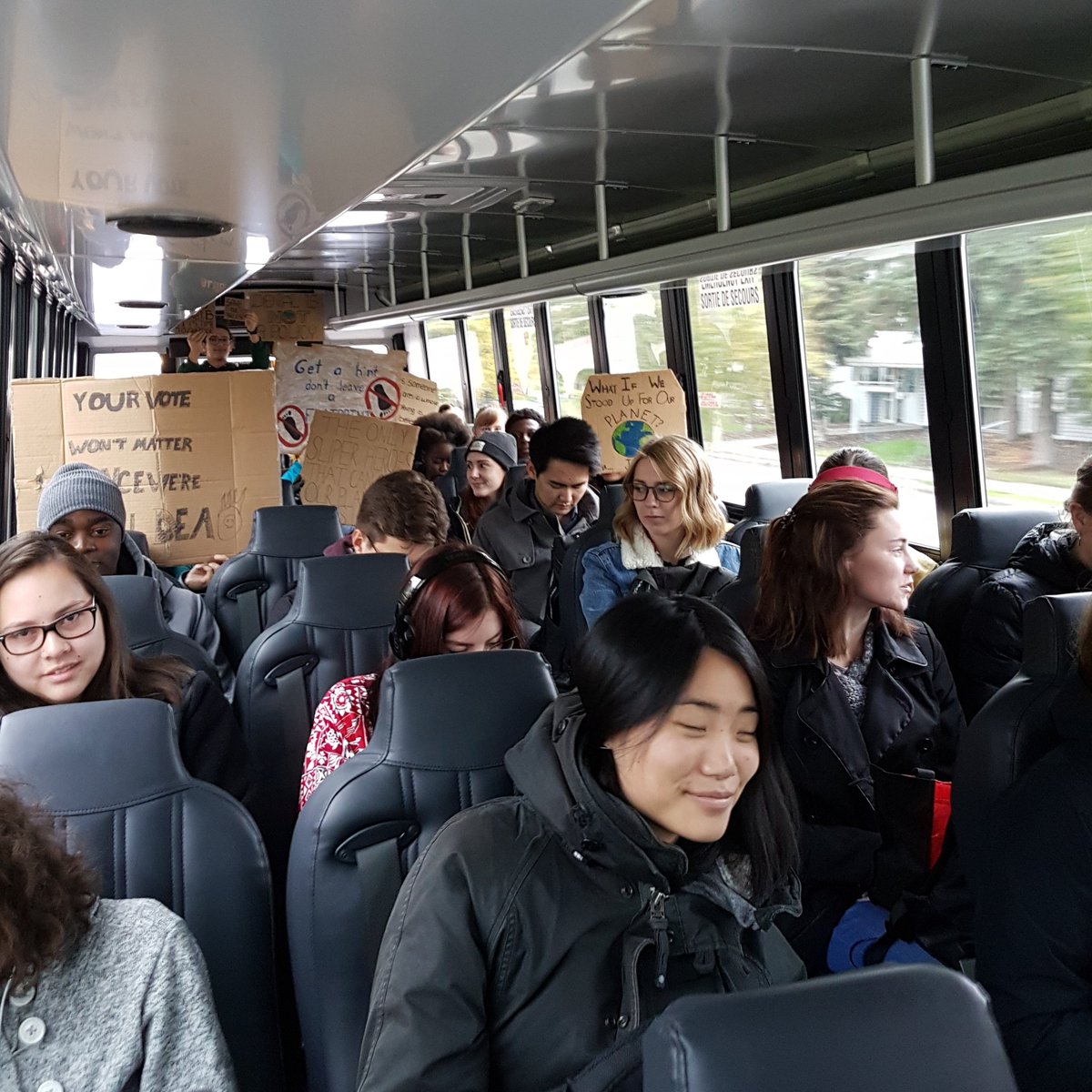 AJVilleneuve's tweet photo. @Prof_Sheena Et dans l'autre navette du @UAlberta_CSJ!  #MarchePourLeClimat #climatestrikecanada #ClimateStrikeEdmonton #jeunesengagés https://t.co/I13Bgr0IkC