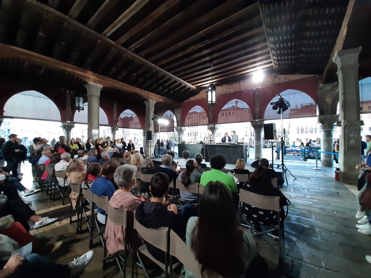 veneziaunica's tweet photo. #SaorVenezia in Pescheria a Rialto pienone per il doppio appuntamento: @AlbertoTosoFei e la cucina creativa di #DonPasta
Gli eventi rientrano nel programma del primo festival della gastronomia locale. Un progetto #SlowFoodCE @comunevenezia https://t.co/ipGL0FHour