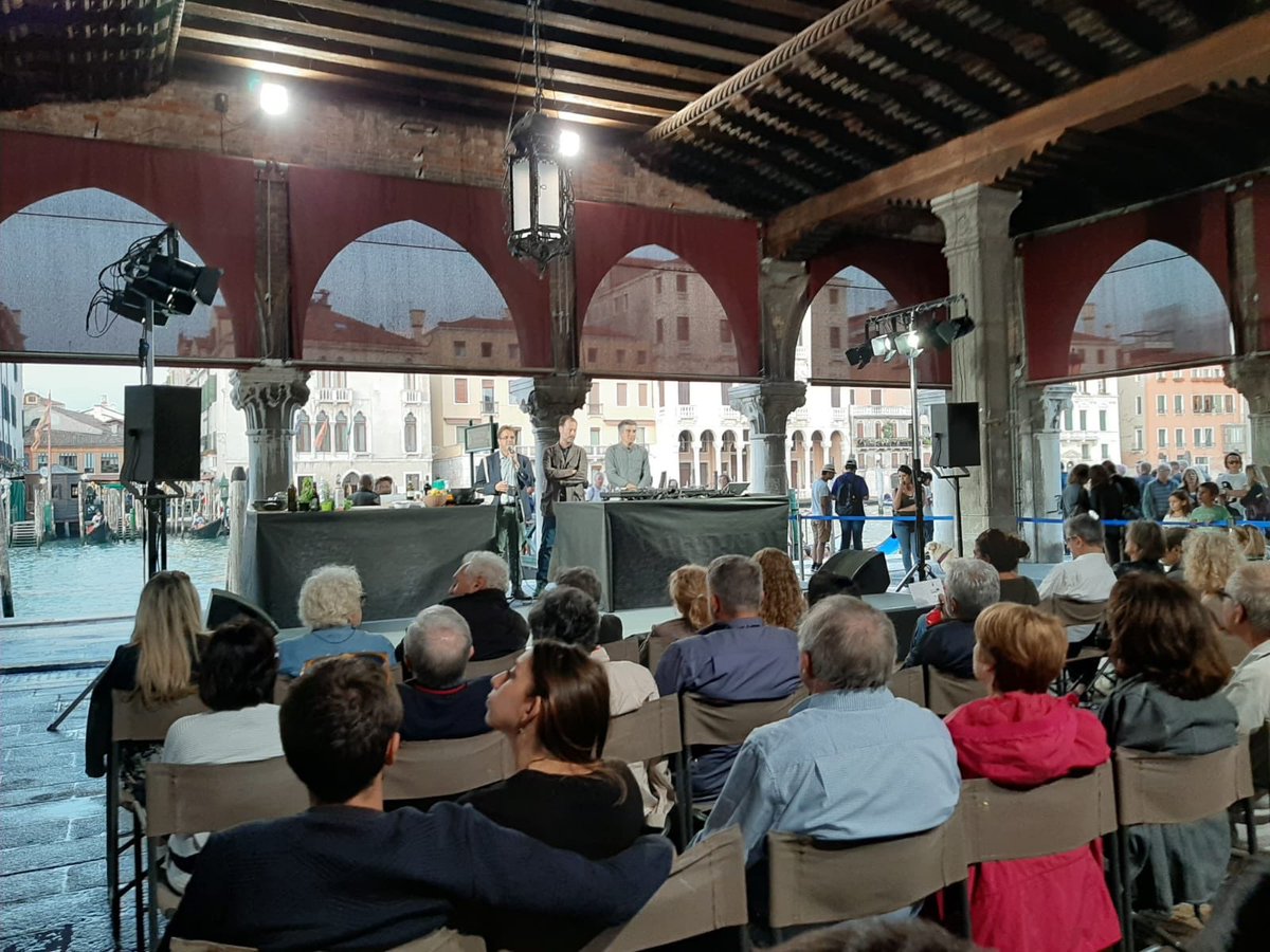 veneziaunica's tweet photo. #SaorVenezia in Pescheria a Rialto pienone per il doppio appuntamento: @AlbertoTosoFei e la cucina creativa di #DonPasta
Gli eventi rientrano nel programma del primo festival della gastronomia locale. Un progetto #SlowFoodCE @comunevenezia https://t.co/ipGL0FHour