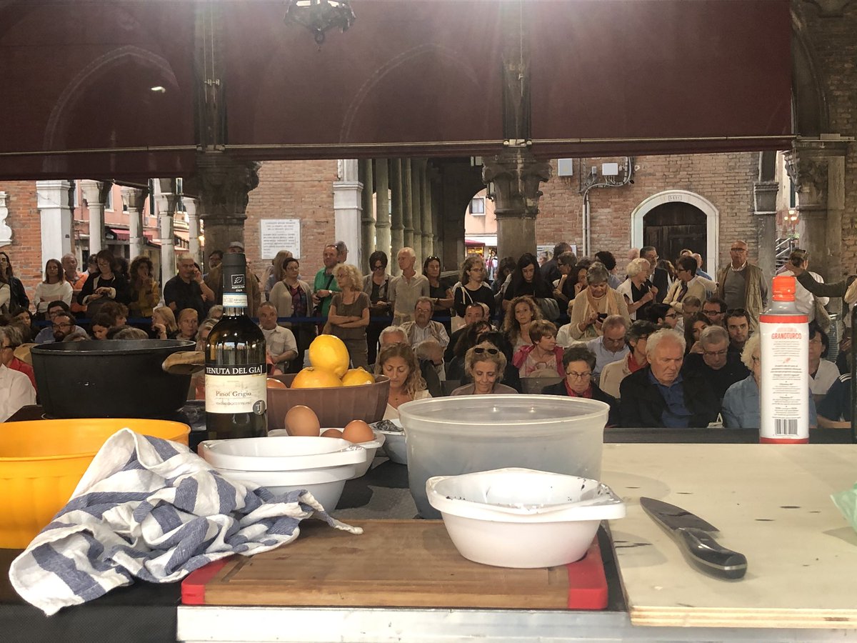 veneziaunica's tweet photo. #SaorVenezia in Pescheria a Rialto pienone per il doppio appuntamento: @AlbertoTosoFei e la cucina creativa di #DonPasta
Gli eventi rientrano nel programma del primo festival della gastronomia locale. Un progetto #SlowFoodCE @comunevenezia https://t.co/ipGL0FHour