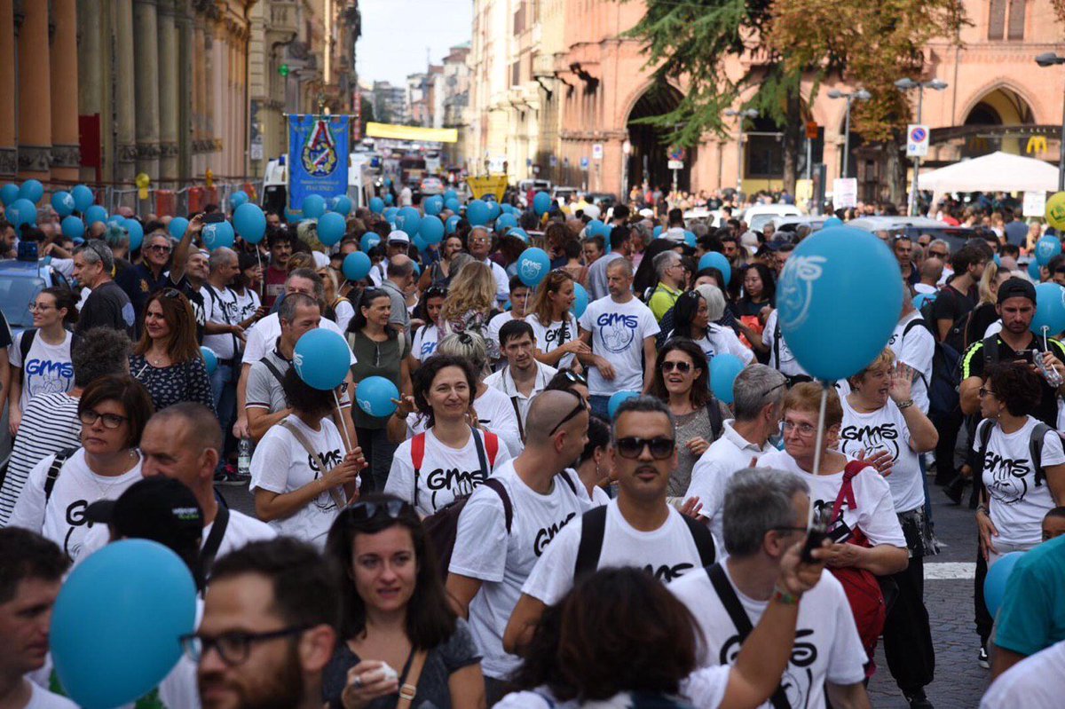 ENS_Italia's tweet photo. Il corteo di #Bologna è arrivato in Piazza Minghetti per celebrare la Giornata Mondiale del Sordo! Una marea di persone ha marciato unita per rivendicare diritti che ancora le sono negati, promuovere #accessibilità, cultura e identità sorda e chiedere riconoscimento #LIS.#GMS2019 https://t.co/f2ox120RPt