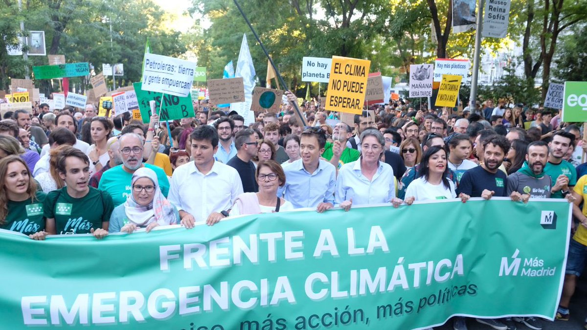 ManuelaCarmena's tweet photo. Ayer miles y miles de jóvenes nos devolvistéis la esperanza. Qué gran lección por la defensa de la vida y de la tierra. El deber de una generación es legarle un mundo mejor a las venideras. Más sano, sostenible y libre de contaminación. Tomemos medidas urgentes: #GreenNewDeal. https://t.co/2dC4vUqdNy