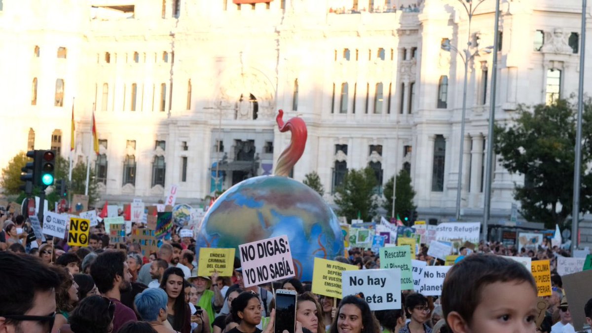 ManuelaCarmena's tweet photo. Ayer miles y miles de jóvenes nos devolvistéis la esperanza. Qué gran lección por la defensa de la vida y de la tierra. El deber de una generación es legarle un mundo mejor a las venideras. Más sano, sostenible y libre de contaminación. Tomemos medidas urgentes: #GreenNewDeal. https://t.co/2dC4vUqdNy