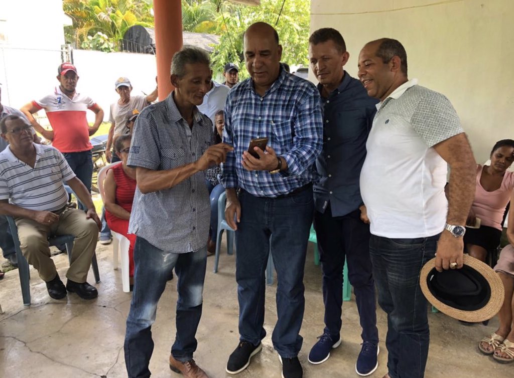 BautaRojas's tweet photo. Continuamos nuestro recorrido ,seguimos tocando comunidad por comunidad para que el 6 de octubre @LeonelFernandez sea el candidato de nuestro @PLDenlinea .Ahora estamos en la Yaiba, municipio de castillo,Provincia Duarte .#LaFuerzaDelPueblo https://t.co/fJlWP4vu1l