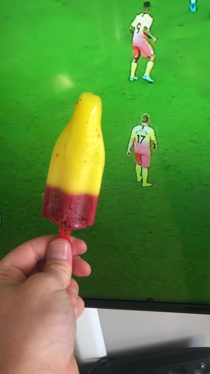 Bara varð að fá mér þennan íspinna þegar ég sá þessa búninga frá City 😂