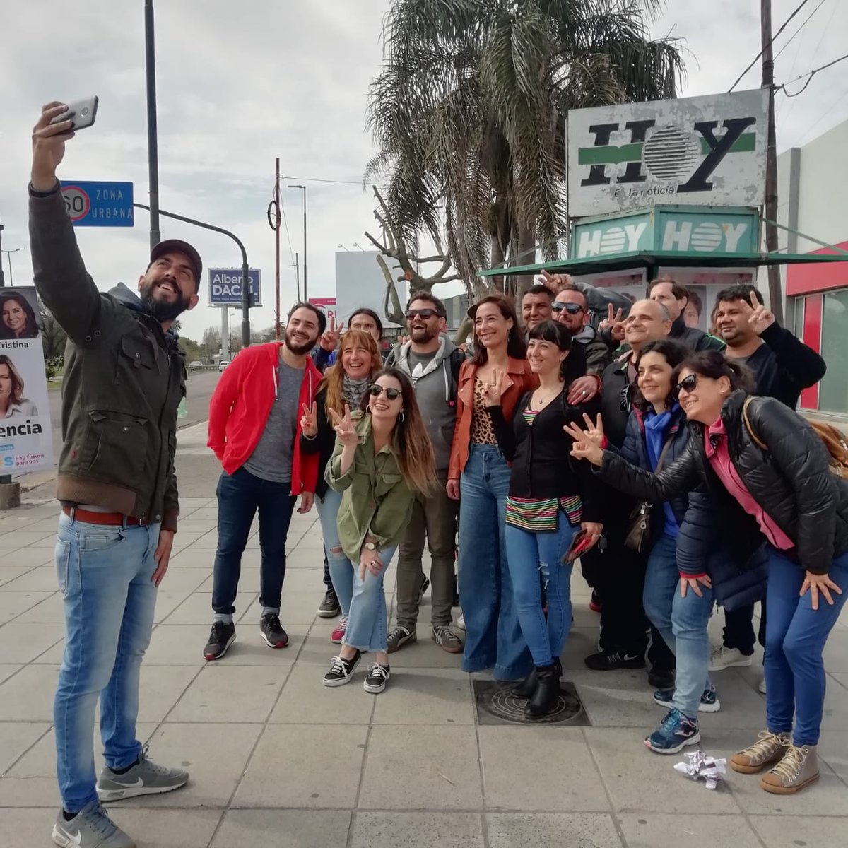 elateneolp's tweet photo. Sabado a pura militancia
Caminatas, puerta a puerta y mesitas en cada barrio!
Hay futuro y lo construimos entre tod☀️s
#FUTUROESCONF
#FLORENCIAINTENDENTA
#SABRINAALCONCEJO
@fsaintout
@FrenteDeTodosLP
@alferdez
@Kicillofok
#ESCONTODOS https://t.co/OQunl78LIh