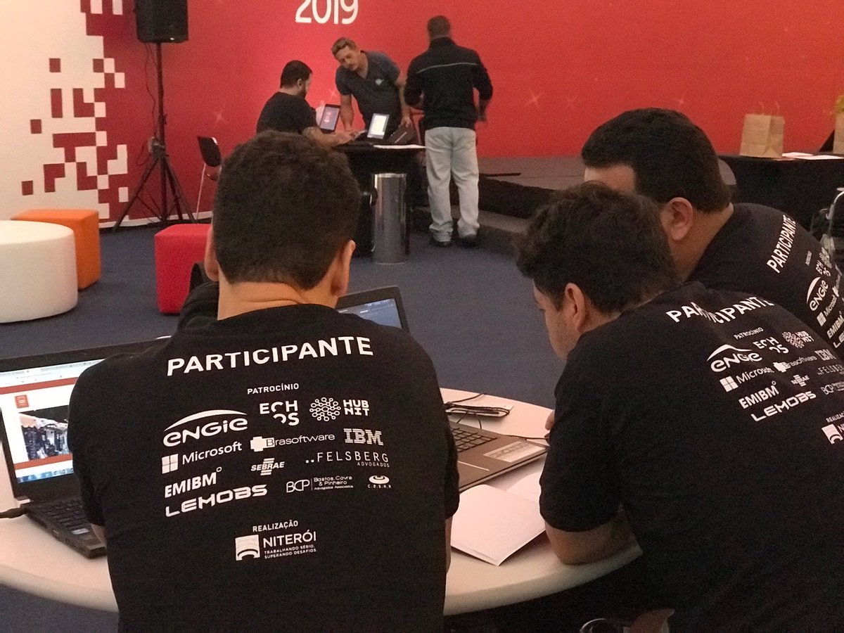 NiteroiPref's tweet image. Por aqui, a galera segue nos projetos para deixar a cidade ainda mais conectada e inteligente! O HackNit é um evento de inovação que nos enche de orgulho 🤩 #HackNit2019