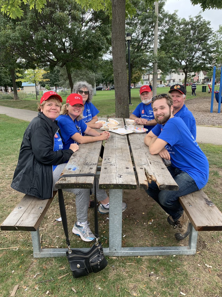 mfelix_miller's tweet photo. Special thanks to volunteers that tackled the @CNRailway tracks in our community today. #TrackGang @HamiltonAlleys #alleycleanup #CommunityEngagement https://t.co/tbNrF5Jp7F