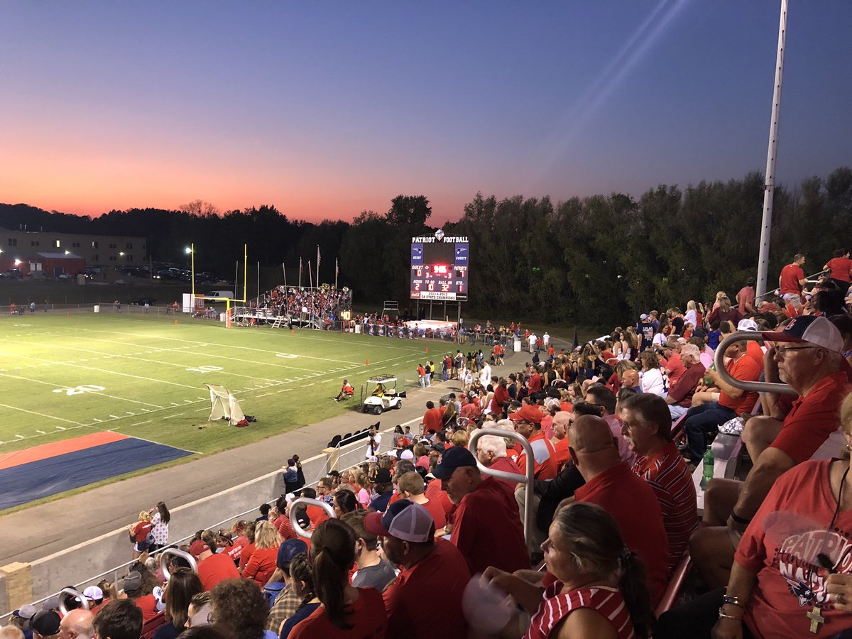 tjdamron's tweet photo. Great win and atmosphere for @HCPatriotsFB homecoming. The Patriots beat Kenwood 56-0. #GBR #FridayNightLights #HenryCountyFootball #PatriotNation @PatriotNation18 https://t.co/BlD2CPCUr4