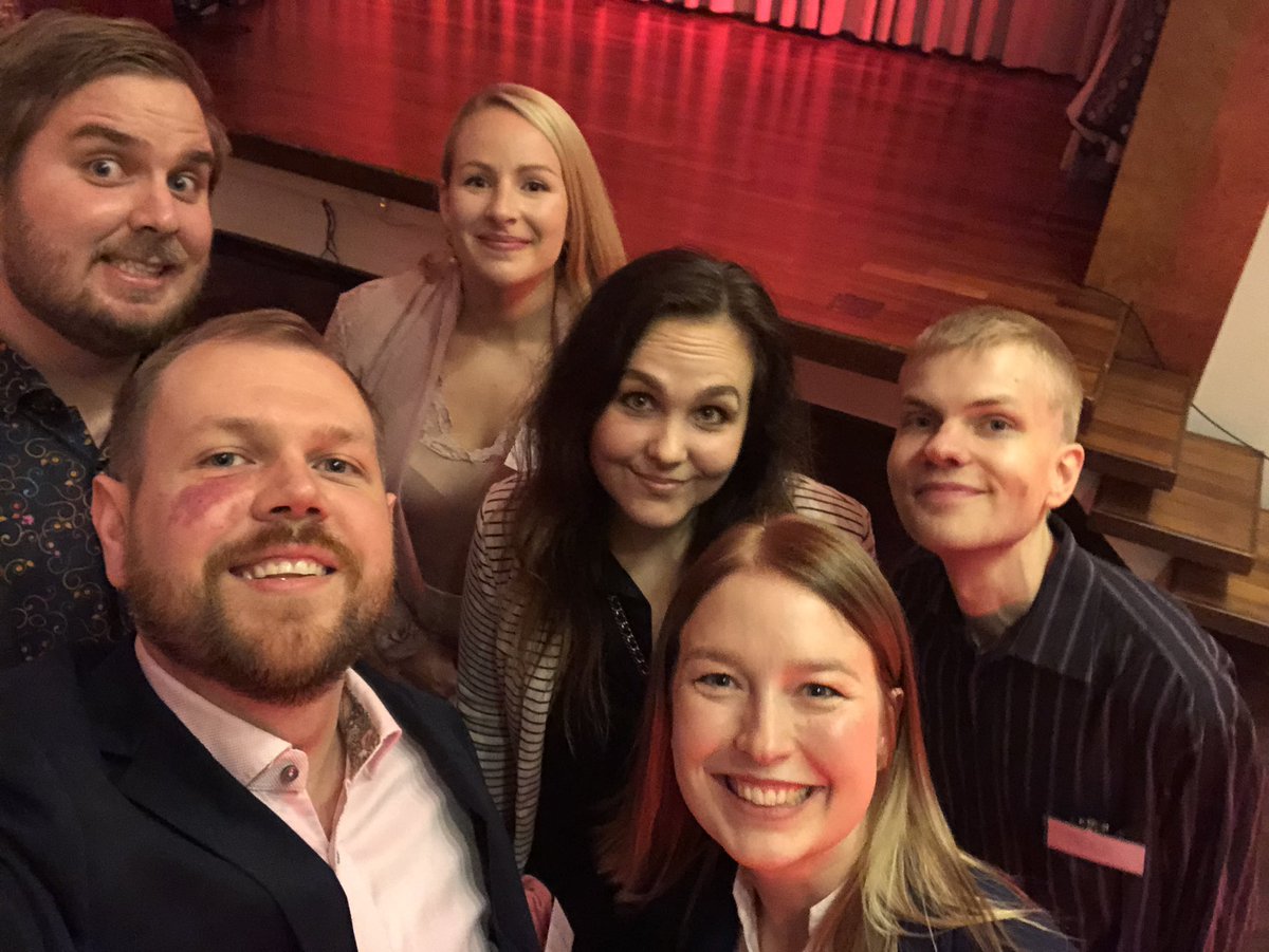 JudeKokkonen's tweet photo. Nuoret akateemiset oppimassa ja keskustelemassa yhteiskunnallisesta vaikuttamisesta! Paikalla lääkäreitä, psykologeja, lakimiehiä ja ekonomeja #NAY2019 nyt kohti iltajuhlaa! https://t.co/8BVUH7djg4