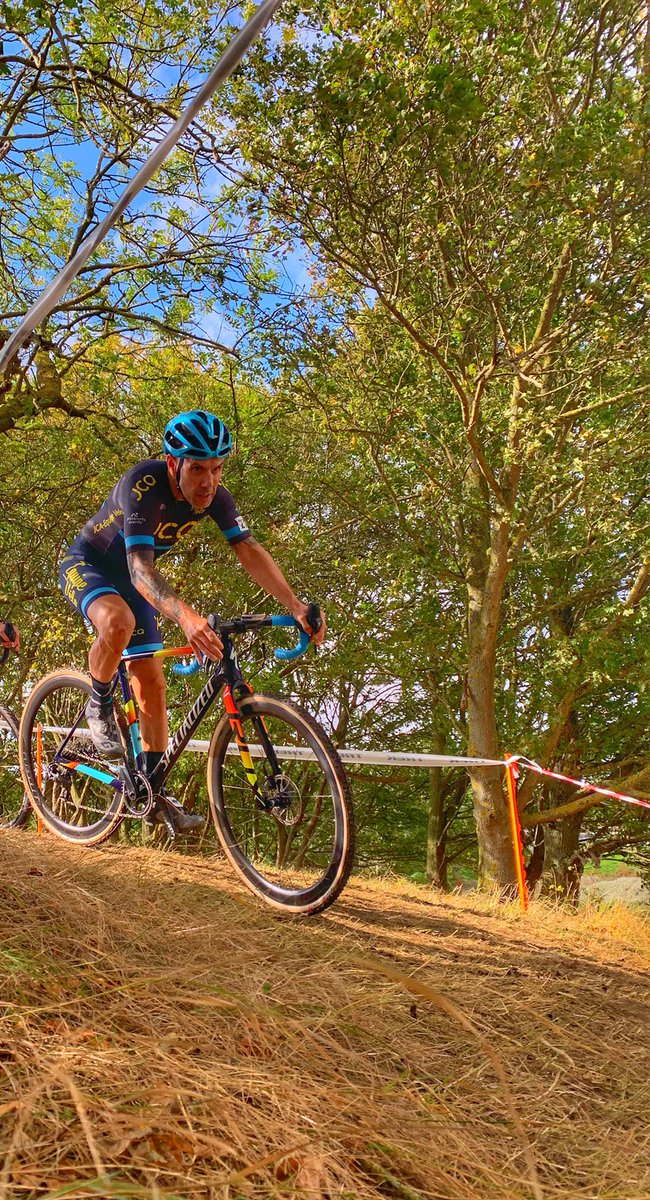 ProSports_Ian's tweet image. Awesome intro to racing CX with the @equipevelo boys. Absolutely superb course and event by @velobants. Chased back after getting squeezed into the tape and then again after shipping the chain. #wehadfun #crossishere