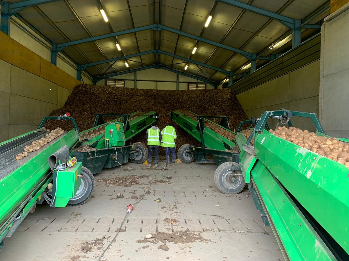 Bit awkward for elevator drivers but when the rain is coming this is one way to fill a shed #wingthemin