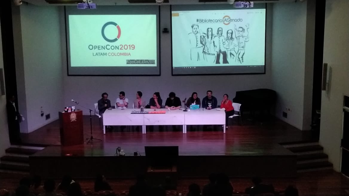 fernando__lopez's tweet image. Ahora en la mesa de cierre de #OpenConLatAm2019 coordinada por Maria Alejandra Tejada. #BibliotecariosAlSenado presente!! 💪🏼🇨🇴🇦🇷