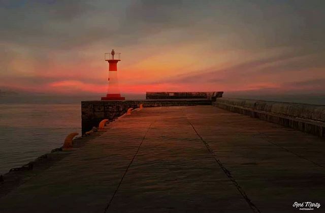 photosbyrene's tweet photo. #lighthouse #redsky #red #sunset #guideyou #sea #kalkbay #harbour #landscapephotography #pic #photooftheday #beauty https://t.co/7LU6fe1YYd https://t.co/tlgMvhStdw