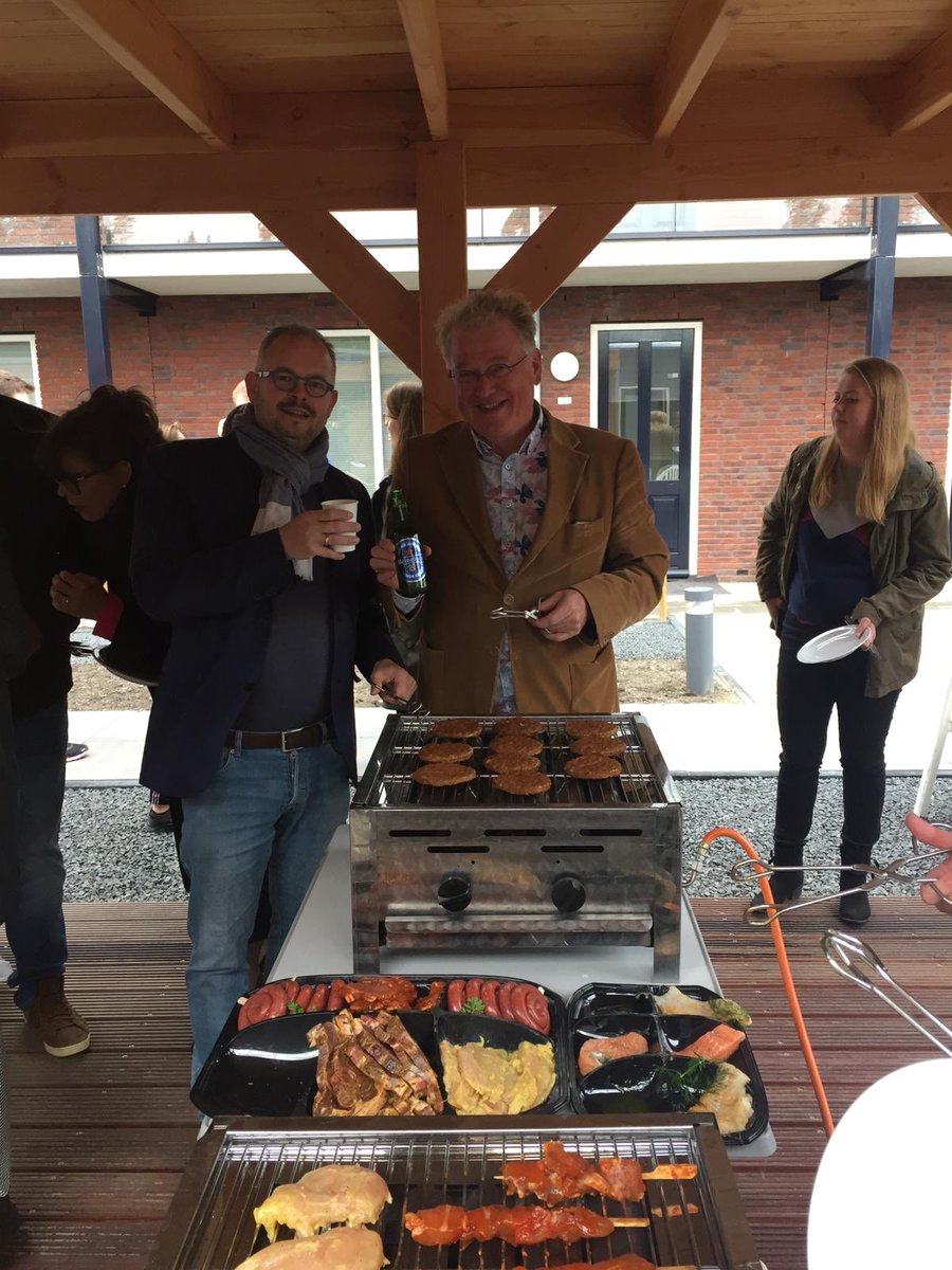 rogier_tetteroo's tweet photo. Supergezellige #Burendag2019 in #Gouda #Middenwillens in het prachtige complex βDe Willensβ van @WoonpartnersMH 24 mooie betaalbare sociale huurwoningen met leuke gemeenschappelijke binnentuin met βchillβ plek. De kersverse bewoners zijn apetrots op hun woningππ» BBQ ging prima! https://t.co/TeKzOKnSAd