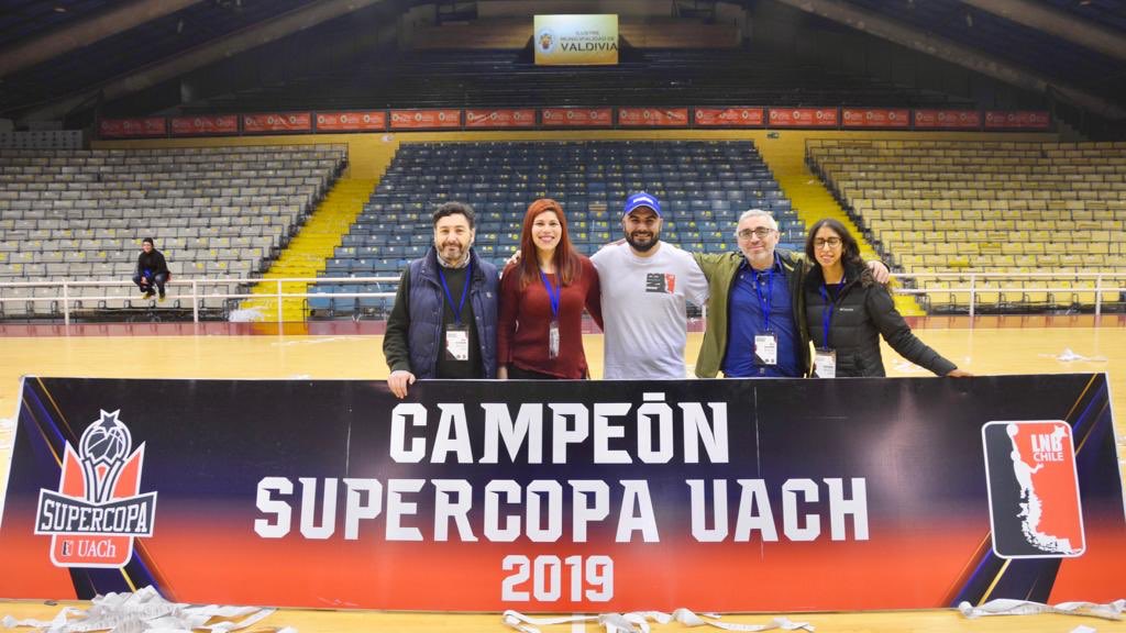 aviveroskobus's tweet photo. Agradecer a todo el staff @liga_nacional y colaboradores que trabajaron arduamente en la organización del Lanzamiento #LigaDIRECTV y #SuperCopaUach Gracias Equipo 💪🏀 @canal_CDO @camilo_zamora @KarimNur @segureitor https://t.co/36d5Yi8rQf