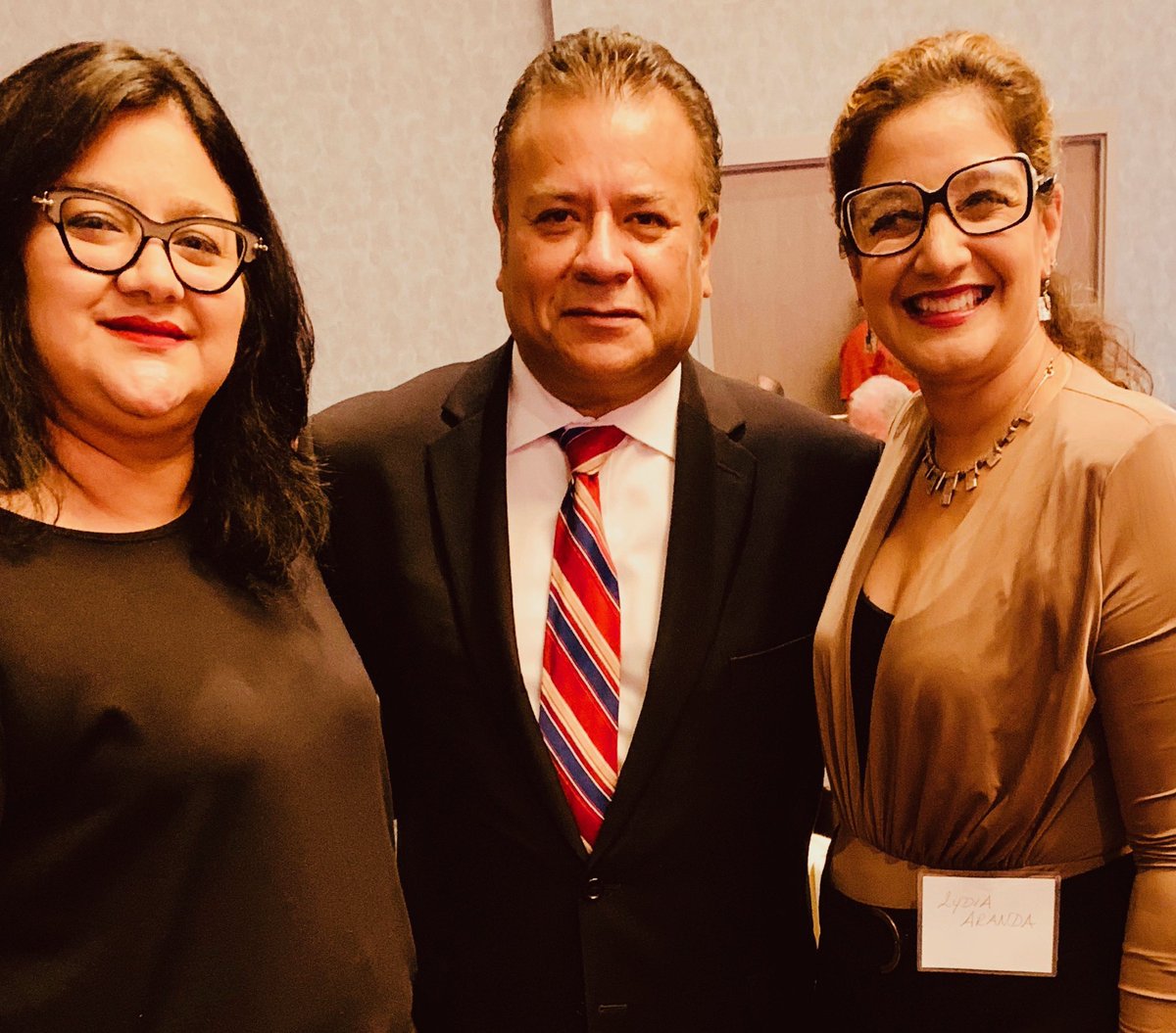USMCAmericas's tweet photo. Viva #AzSur @lorrainerivera #EMMYWINNERS @KassLau #MEGAREGION #COMMERCE #TOURISM TY 4 balanced/FAIR news coverage!! @AZPMnews #HispanicHeritageMonth @NewsHourArts @SunCorridorInc @ConsulMexTuc @alician10275582 https://t.co/aWtnIecmIQ