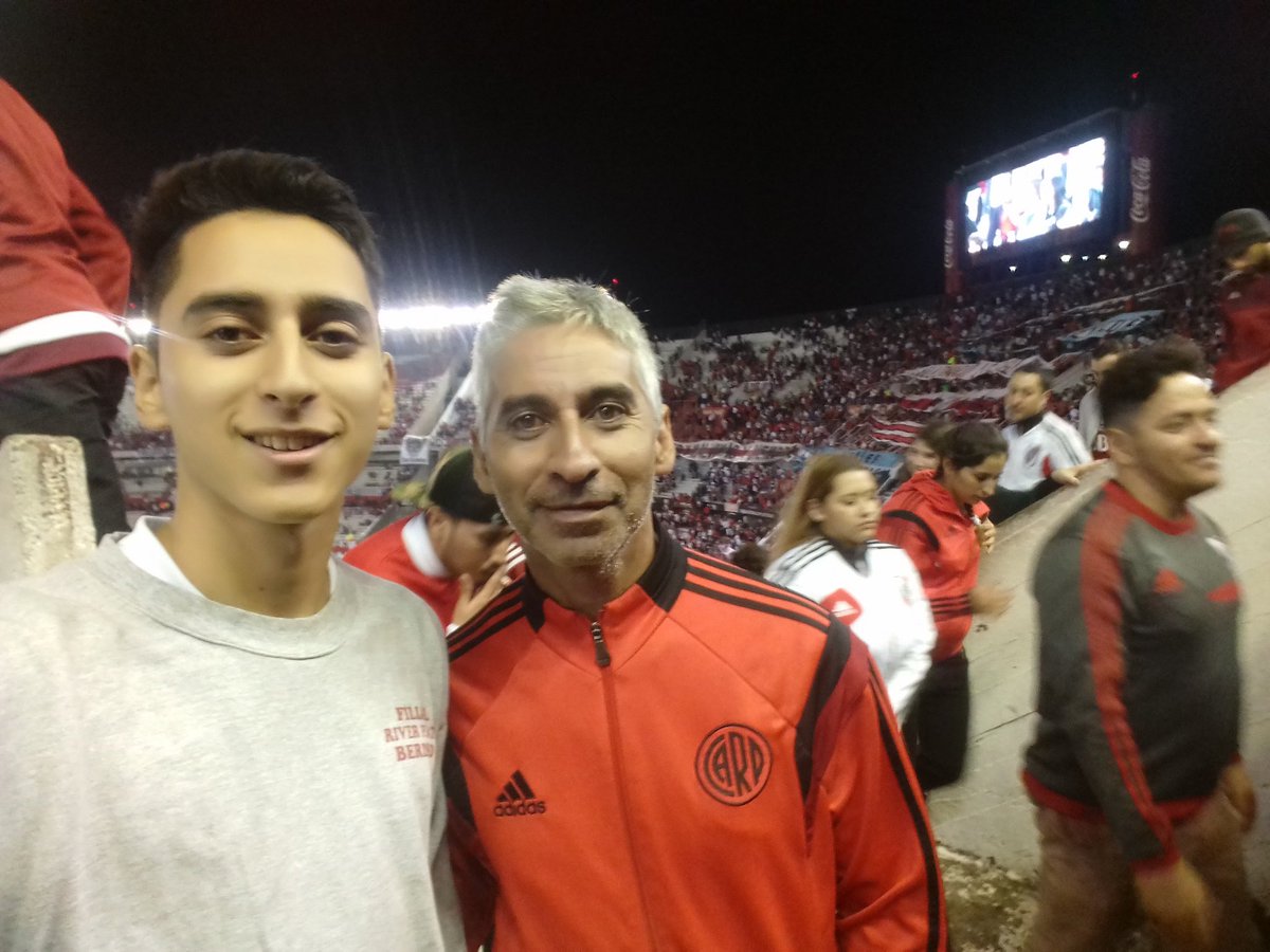 enzriver's tweet photo. Soy de River y ellos me acompañan. River es mi familia, mi vida y lo que soy. Hasta el día que me olviden. #JuntosSomosMasGrandes #River #DíaInternacionalDelHinchaDeRiver 
#GloriaEterna https://t.co/3MhspvYcwT