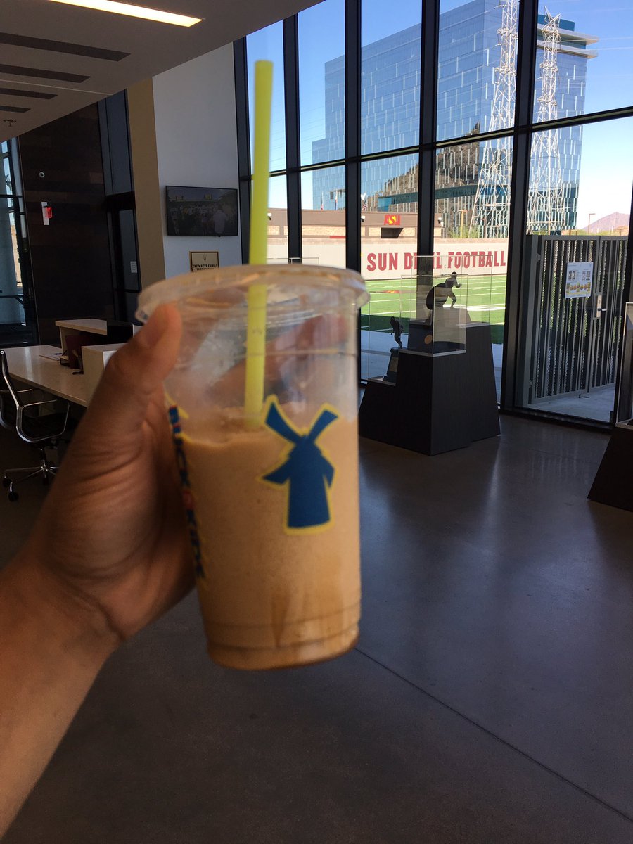 AGarnett_1983's tweet photo. @dutchbrosaz tastes good everyday, but even better after a W! I may adopt @KevinMawae victory coffee routine ☕️ #DubShot #ExtraEspresso #BeatTheBye 🔱 https://t.co/KLNaavDJWF