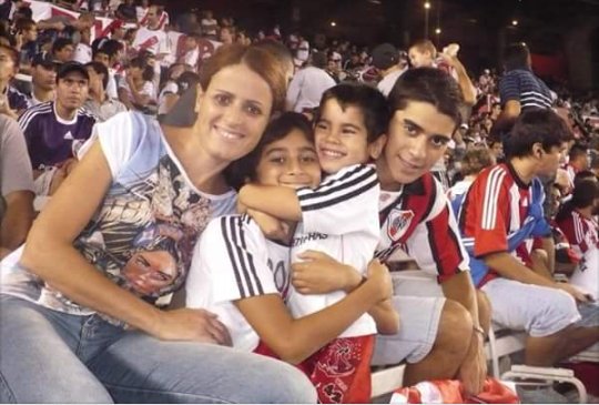 enzriver's tweet photo. Soy de River y ellos me acompañan. River es mi familia, mi vida y lo que soy. Hasta el día que me olviden. #JuntosSomosMasGrandes #River #DíaInternacionalDelHinchaDeRiver 
#GloriaEterna https://t.co/3MhspvYcwT