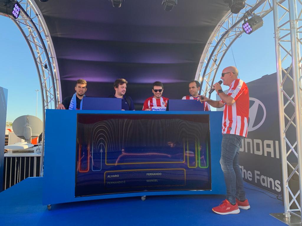 DMQLive's tweet photo. 📺 EN DIRECTO: Vivimos la previa del derbi desde la fan zone de @HyundaiEsp en el Metropolitano con @IgnatiusThin 👉 https://t.co/4pfXzvrzyI https://t.co/AWG4qBXUuW
