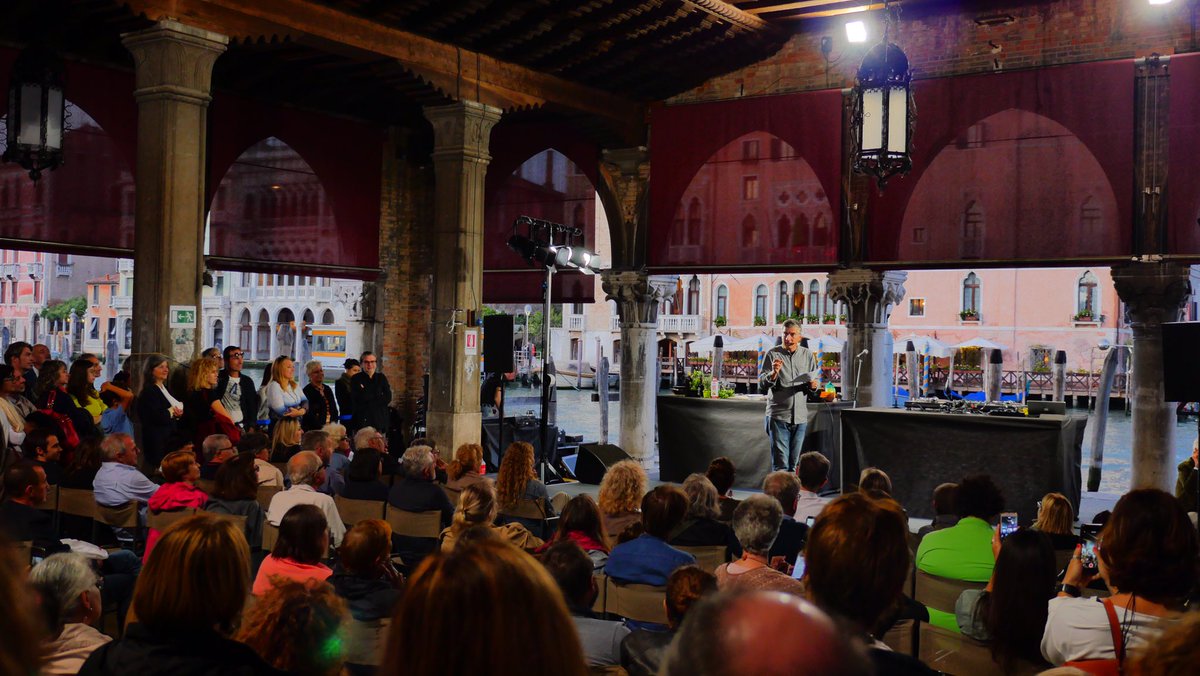 veneziaunica's tweet photo. #SaorVenezia
La Pescheria del Mercato di Rialto si è riempita per ascoltare i racconti e le leggende sul cibo e la toponomastica veneziana, narrati da @AlbertoTosoFei
@comunevenezia #SlowFoodCE @lecittainfesta https://t.co/vyhKXfmJLh