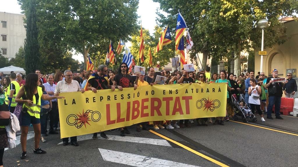ANJISbd's tweet photo. Milers de persones omplim els carrers de Sabadell per exixir la llibertat de les #detingudes23s @Detingudes23S
LA REPRESSIÓ NO ENS ATURARÀ! ✊🏻 https://t.co/XNemQp3qEz