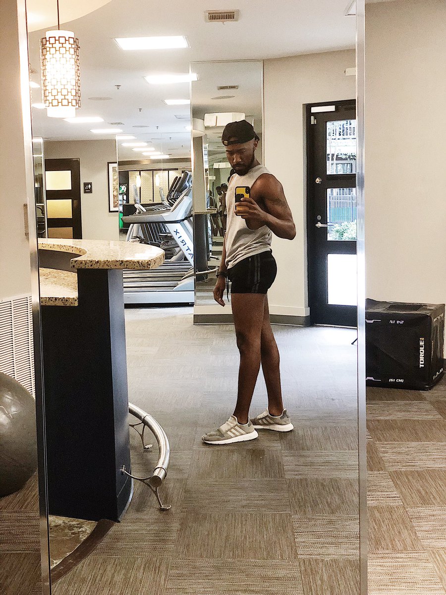 dontyoublair's tweet photo. It ain’t a #thirsttrap cause I ain’t got nothing to show off yet. But if you’re moderately famished and not looking for a full quenching...by all means enjoy #Legday #buckbody lmao 😂 https://t.co/MjlQEGWKGB