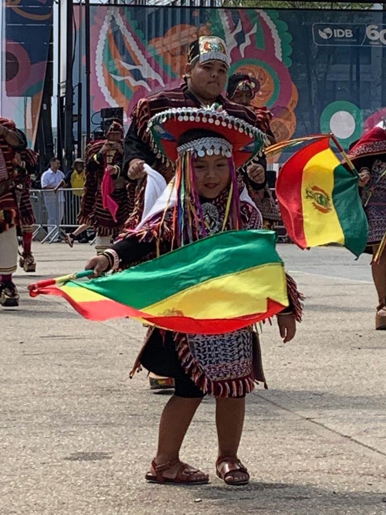 lamorenolam's tweet photo. Hoy en un gesto de agradecimiento a la ciudad que nos ha acogido durante 60 años, estamos celebrando la riqueza artística y gastronómica de las comunidades latinoamericanas y caribeñas de Washington en @LaCosechaDC. Arrancamos con el bello Carnaval de Oruro de Bolivia #BID60años https://t.co/GdbgXjvmfn