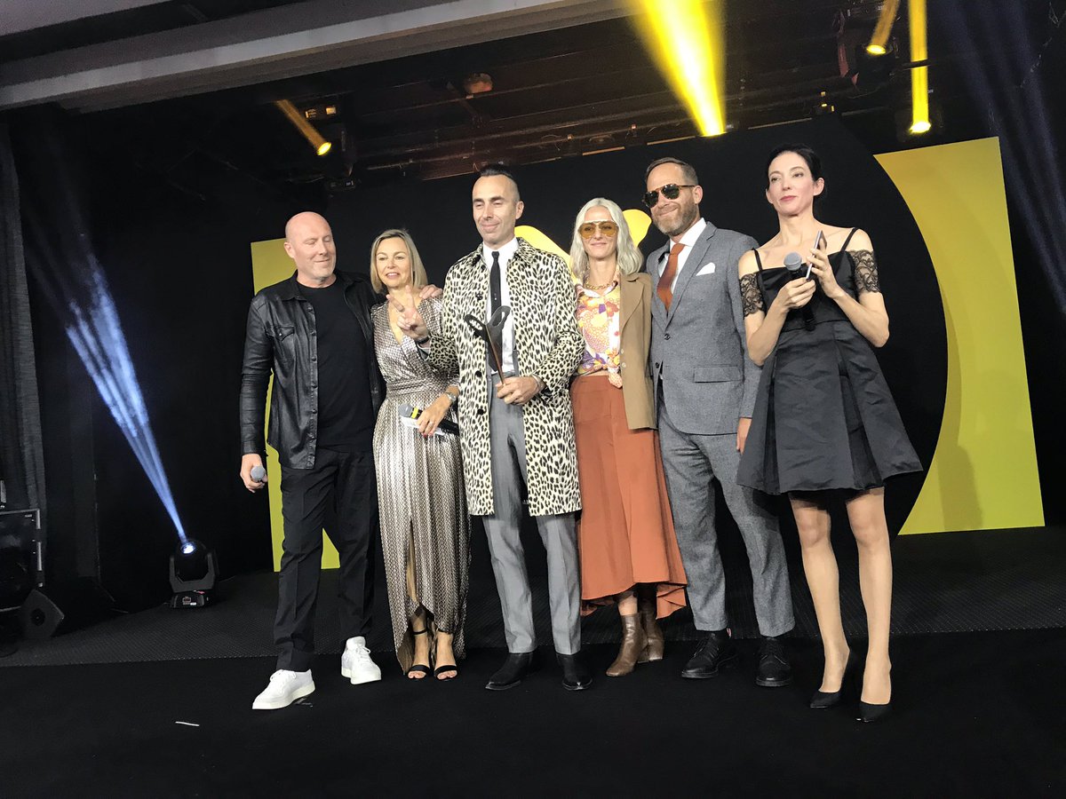 Bien_Vu's tweet photo. Le prix spécial du jury décerné par Christophe Pillet, le président est : @JMarieMage @silmoparis #lunettes #opticiens #silmodor https://t.co/zECfgb1yE6