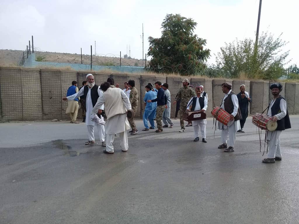 KhuzifAfghan's tweet photo. د افغانستان دښمن ته پیغام!
په خوست ولایت کې د ټاکنو ورځ په اتڼونو ولمانځل شوه.
په دې تصویر کې د سولې غوښتونکي څه ښایسته پيغام لري.
#Vote4Aghanistan #Vote4Democracy #Vote4Ghani #Vote4Peace https://t.co/SFefTiVjpj