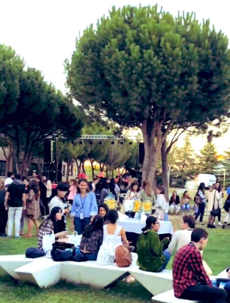 pxp_day's tweet photo. Y ahora chillout de despedida en el jardín. Cañas, compañeros de carrera y mucha, mucha música #PXPDday 🍻 https://t.co/WGfKUjs7Ym