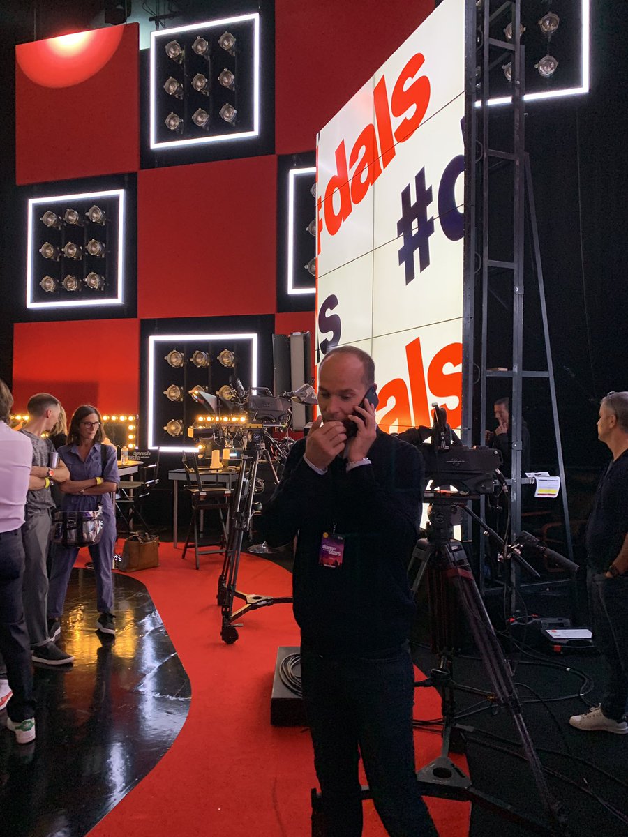 TomPawlo's tweet image. Vous voulez un autographe de @CamilleCombal ou de @riouyoann ? Une seule solution tenter de soudoyer l’incorruptible @SebasRimb #busyman #DALS