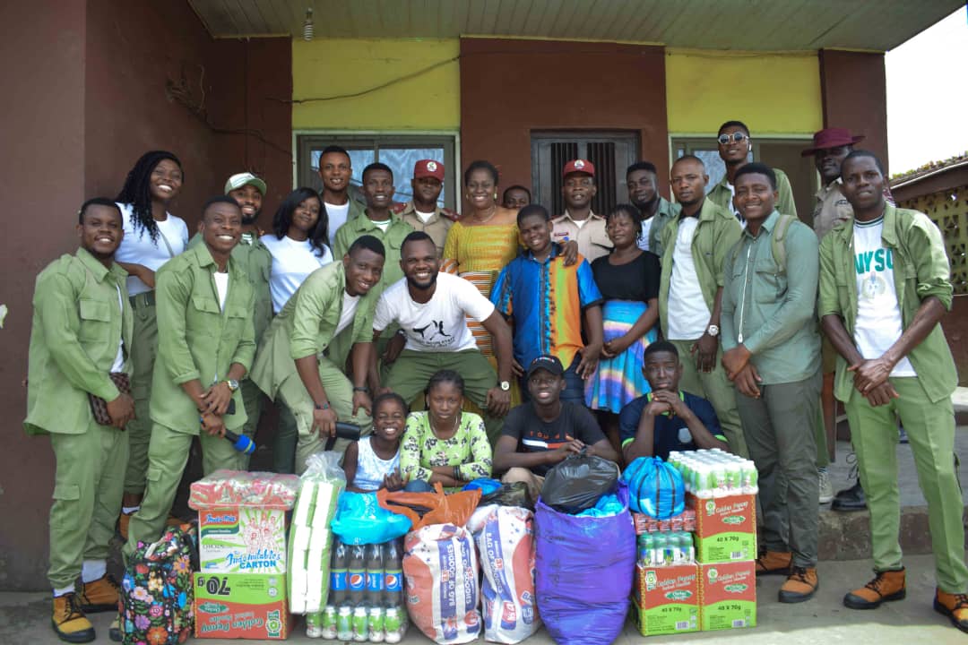 bellodarlinqton's tweet photo. @IjamidoChildrensHome...#TeamBELLO led the FRSC CDS Group, Ota in reaching out to this young ones. Giving Road Safety tips to children, playing games, career talks &distributing materials as well to aid their daily activities, putting smiles in their faces.
#SaferRoadFullerLives https://t.co/68hVeqrCat