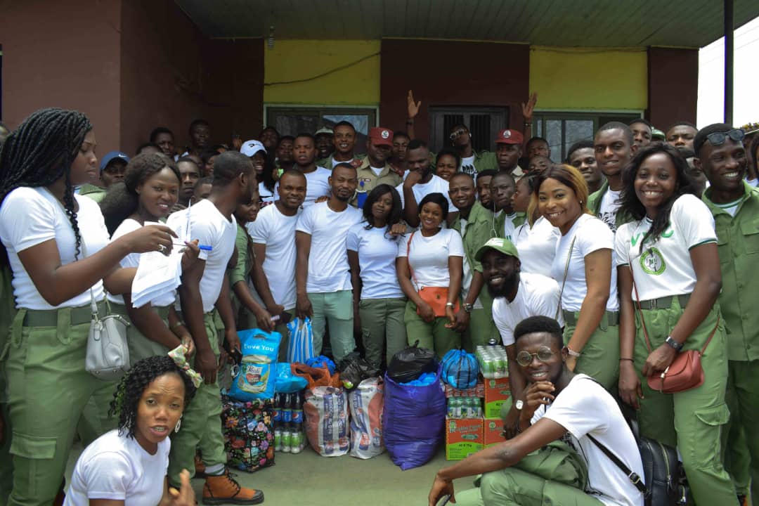 bellodarlinqton's tweet photo. @IjamidoChildrensHome...#TeamBELLO led the FRSC CDS Group, Ota in reaching out to this young ones. Giving Road Safety tips to children, playing games, career talks &distributing materials as well to aid their daily activities, putting smiles in their faces.
#SaferRoadFullerLives https://t.co/68hVeqrCat