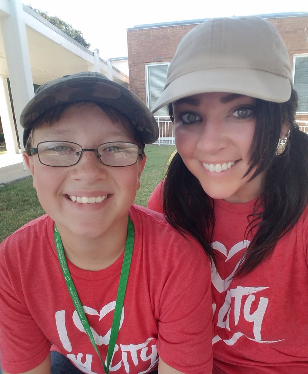 Mayfly1117's tweet image. Blessed to #servethecity next to my son and some amazing @crosspoint_tv students this morning! (even at 8am on a 90° saturday) #localgood #serve  #crosspointtv #mnps @BMPOwls #cpbellevue #bellevuemiddle #bellevuetn