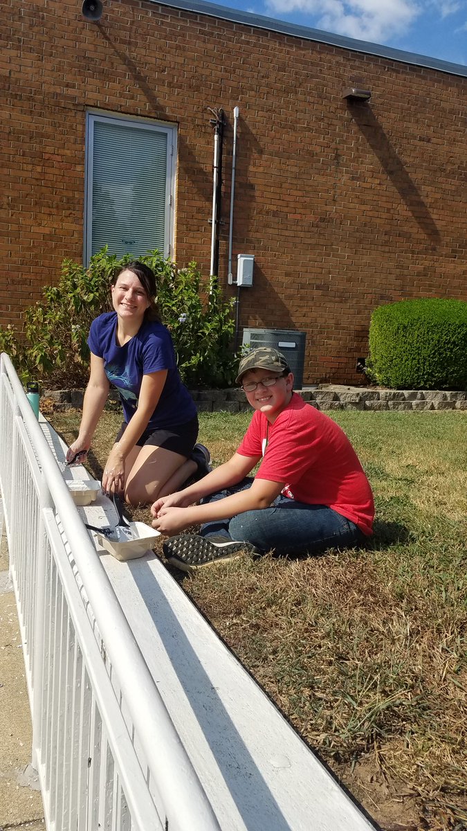Mayfly1117's tweet image. Blessed to #servethecity next to my son and some amazing @crosspoint_tv students this morning! (even at 8am on a 90° saturday) #localgood #serve  #crosspointtv #mnps @BMPOwls #cpbellevue #bellevuemiddle #bellevuetn