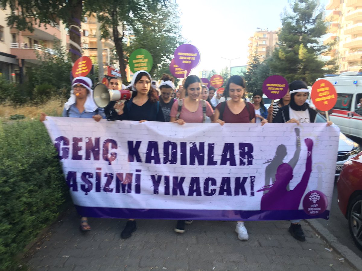 Her türlü gericiliğe ve kirli politikalarınıza karşı
“Genç Kadınlar Faşizmi yenecek”
Diyoruz!