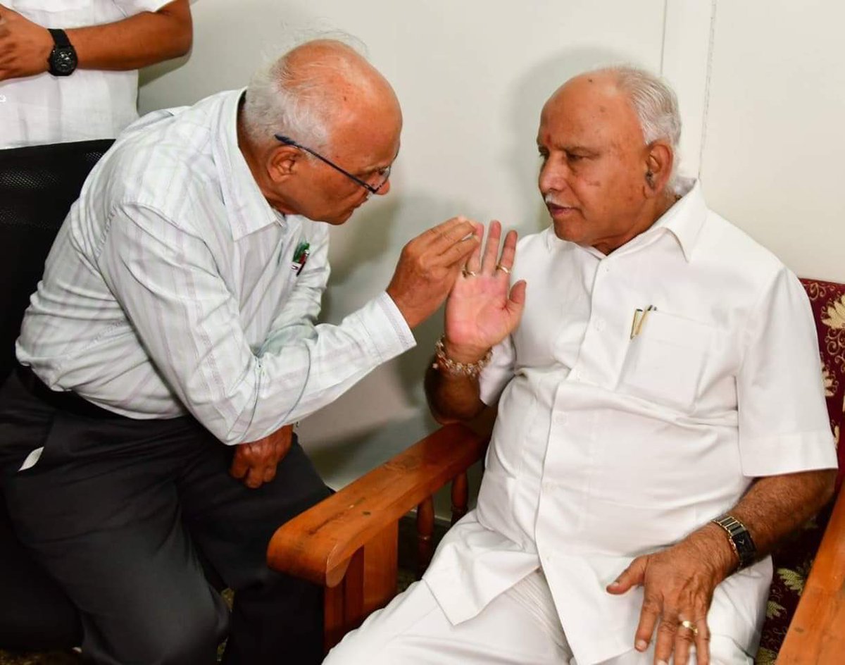 BSYBJP's tweet photo. ಮೈಸೂರು ದಸರಾ ಉದ್ಘಾಟಿಸಲಿರುವ ಖ್ಯಾತ ಸಾಹಿತಿ ಡಾ.ಎಸ್ ಎಲ್. ಬೈರಪ್ಪ ಅವರನ್ನು ಅವರ ನಿವಾಸದಲ್ಲಿ  ಸನ್ಮಾನಿಸಲಾಯಿತು. ಈ ಸಂದರ್ಭದಲ್ಲಿ ಸಚಿವರು, ಸಂಸದರು ಉಪಸ���ಥಿತರಿದ್ದರು. https://t.co/DxjbS7dgk6