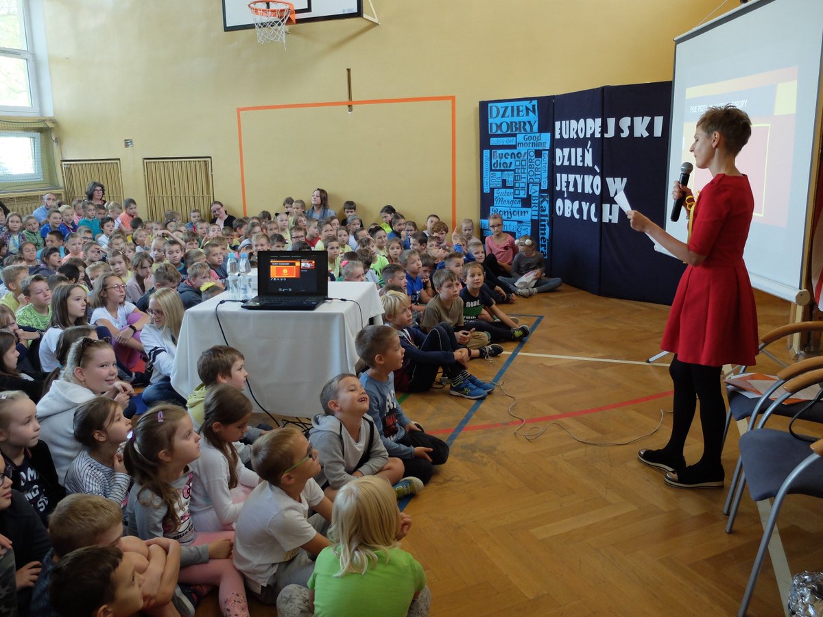 Yesterday was a special day at a primary school in #Krakow (#Cracow), #Poland where they celebrated #Macedonian Day showcasing #Macedonia flags, colors, traditions, Macedonian food. 7-year-old #Polish-Macedonian Antonina Vanevska sang the famous song Makedonsko devojce.