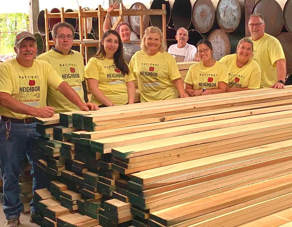 Applebees's tweet photo. On this #NationalGoodNeighborDay, we’d like to recognize one of our franchisees, T.L. Cannon, for partnering with The Service Collaborative of WNY to help children in need. #DoinGoodintheNeighborhood https://t.co/kI2HDwwG5c