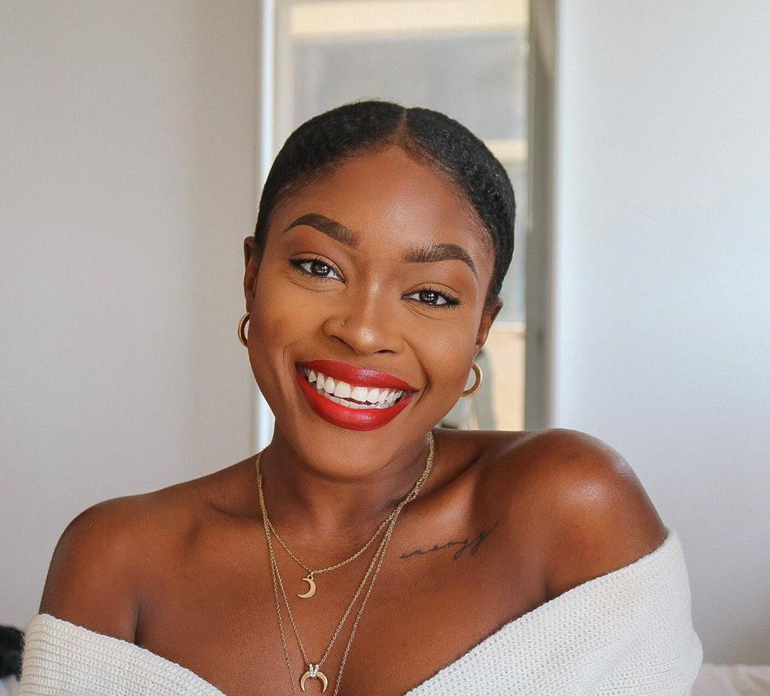 Saturday smiles ✨☺️
@aamxo__ wearing our Baked Gelato Swirl Illuminator in Gilded Honey.

#lauragellerbeauty #happysaturday #weekendvibes #keepsmiling